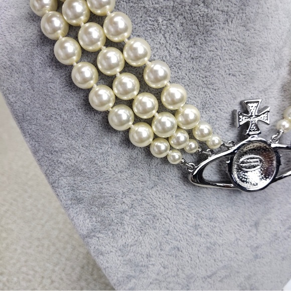 Vivienne Westwood Three Row Pearl Bas Relief Choker - Picture 5 of 6